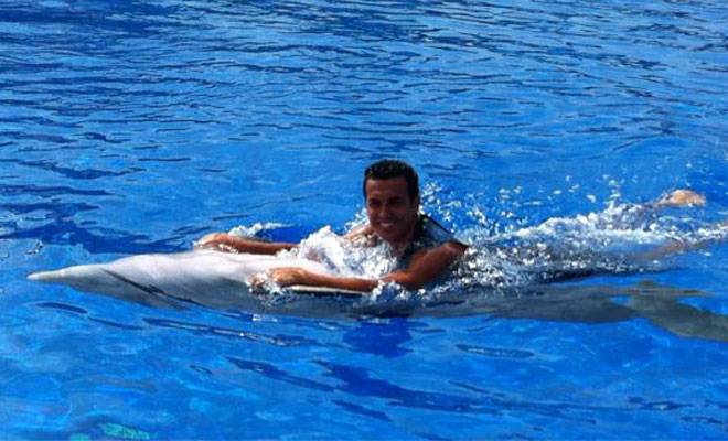 No es el nombre de una fbula infantil. Es la imagen del futbolista del Bara tras su da en el delfinario. "Me encantan los delfines".
