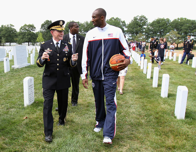 Kobe Bryant estuvo presente en el homenaje a los soldados cados que realiz el equipo de EE. UU. en el cementerio de Arlington