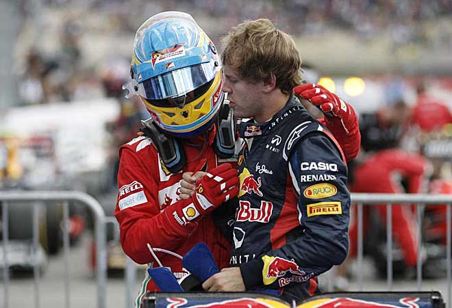 Alonso habla con Vettel al terminar la carrera. Le dara el psame por robarle la victoria en casa?