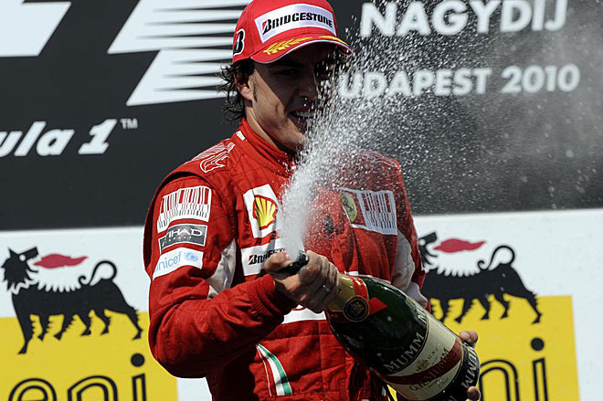 Fernando Alonso conquist la segunda posicin en el Gran Premio de Hungra de 2010 tras una trabajadsima carrera, plena de incidentes, en la que se intercal entre los dos Red Bull demostrando una enorme categora.