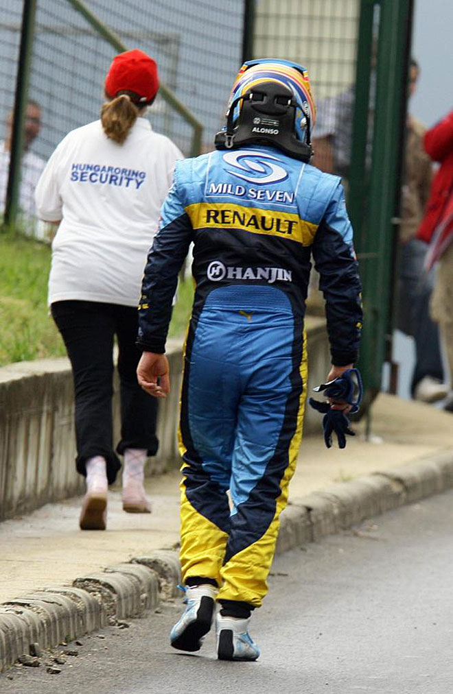 Un ao despus Fernando Alonso tuvo peor suerte an y no pudo completar la carrera a pesar de que estaba firmando una gran actuacin.