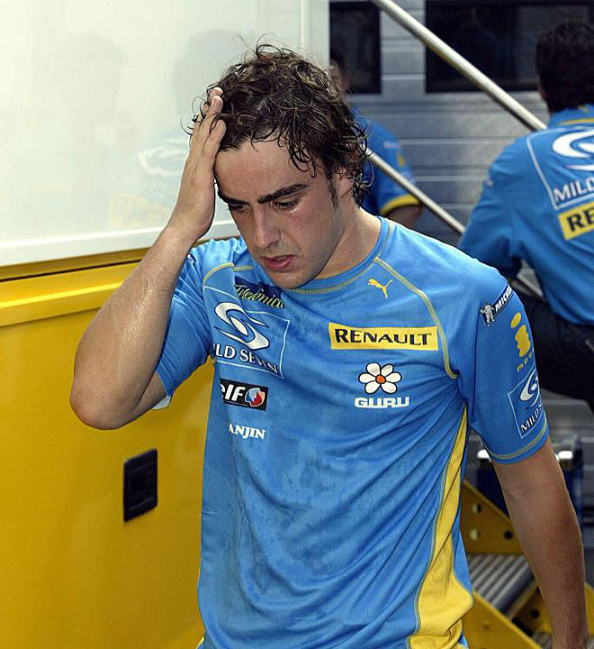 El Gran Premio de Hungra de 2005 estuvo marcado por el intenso calor. En la imagen, Fernando Alonso muy sudoroso tras los entrenamientos.