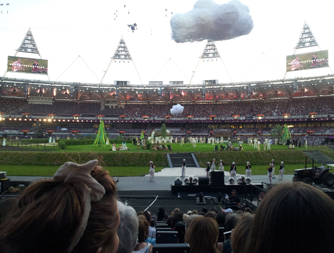 La ceremonia de inauguracin de los Juegos Olmpicos de Londres 2012 comienza con una reproduccin de las tradiciones inglesas. La imagen jugando cricket.
