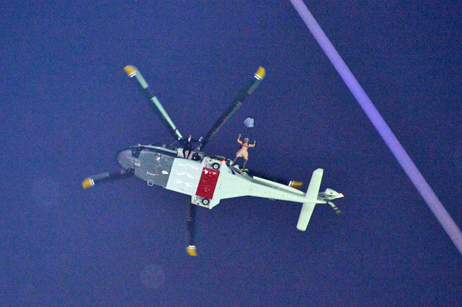 La Reina de Inglaterra simul llegar al estadio olmpico saltando de un helicptero junto a James Bond.