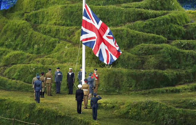 Izado de la bandera del Reino Unido que preside la ceremonia de inauguracin.