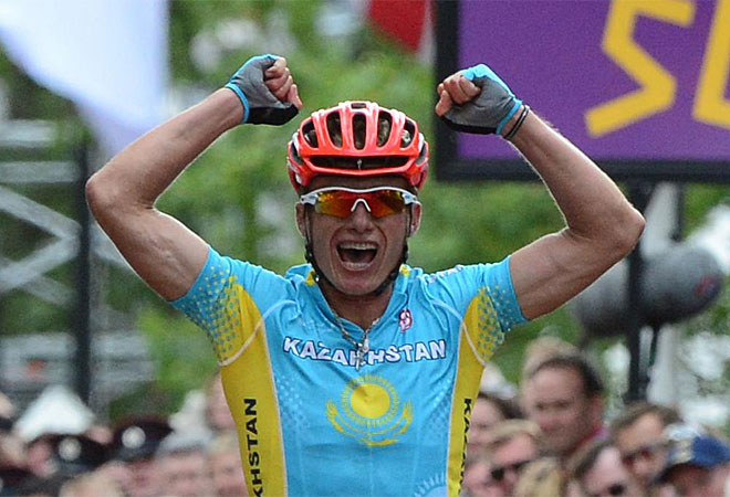 Vinokourov sorprendi a todos y gan la medalla de oro en la prueba de ciclismo en ruta. El kazajo pone un broche de oro a su trayectoria. Super a Urn en la recta final.
