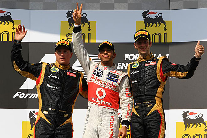 Los pilotos de Lotus, Kimi Raikkonen y Romain Grosjean, acompaaron a Hamilton en el podio en una muestra del podero de lo monoplazas negros.