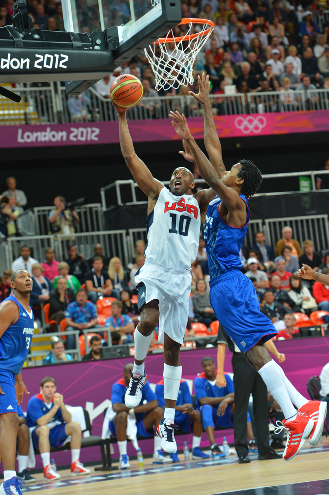 Estados Unidos barri a Francia en su estreno en los Juegos de Londres. Un equipo en el que todos aportan y asumen roles menos estelares que en sus equipos NBA. Kobe Bryant, por ejemplo, pone su clase al servicio del oro.