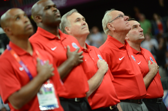 Uno de los momentos ms solemnes en cualquier partido de Estados Unidos es cuando suena el himno nacional. El banquillo del Dream Team lo vivi con respeto y emocin antes de comenzar la batalla.