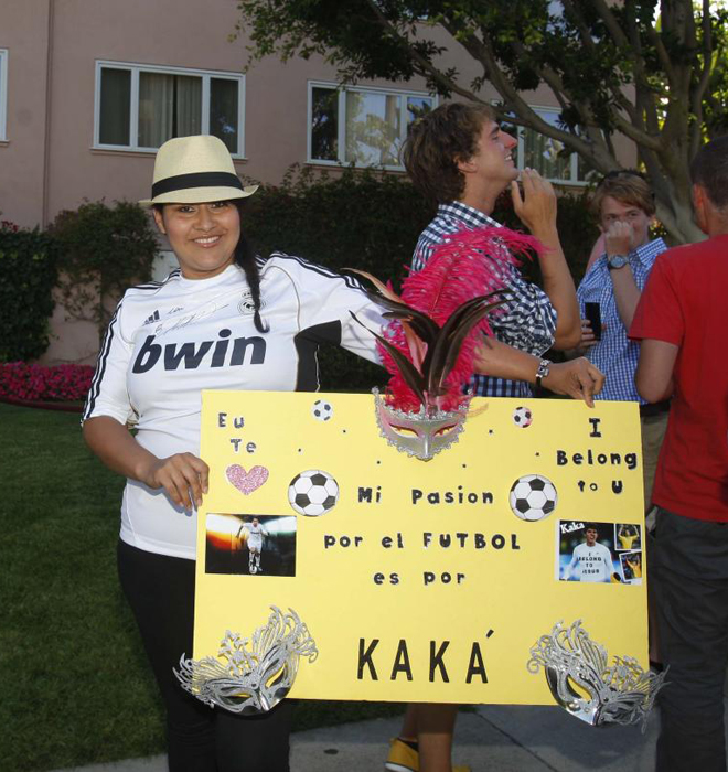 Uno de los mas aclamados a pesar de que sus horas pueden estar contadas en el Madrid fue el brasileo Kak, que recibi numerosas muestras de cario por parte de los aficionados