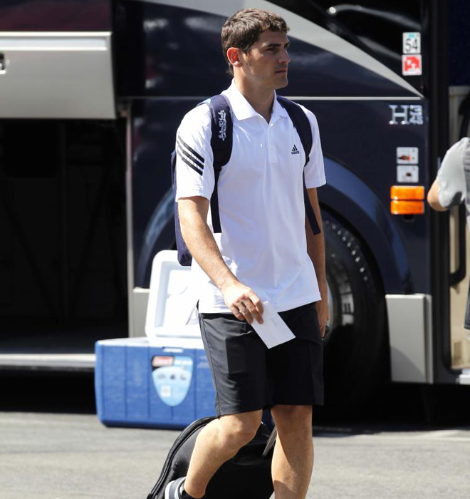 Junto al resto de la expedicin, Casillas se dirige hacia el hotel para descansar tras el largo vuelo