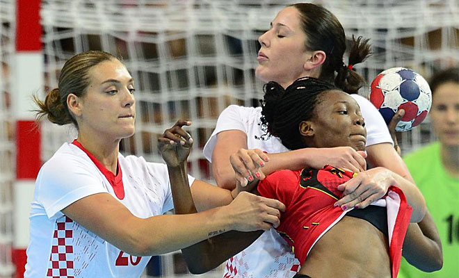 La croata Sonja Basic abraza a la angolea Isabel Fernandes durante su encuentro en balonmano.