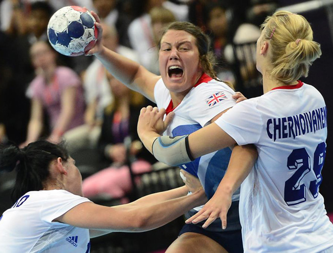 La britnica Palies sufri este agarrn por parte de Olga Chernoivanenko en el partido de balonmano femenino que enfrent a Gran Bretaa contra Rusia.