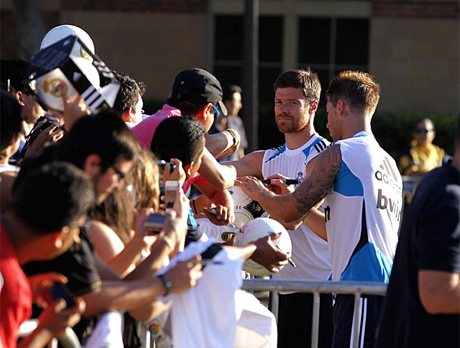 El Real Madrid complet su primer entrenamiento en Los ngeles. Antes de la sesin, los jugadores se dieron un bao de masas firmando autgrafos.