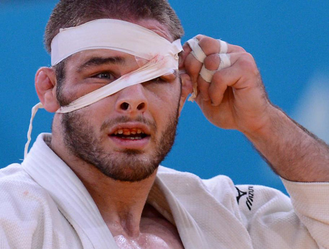 Travis Stevens se ajusta la venda con la que compiti en judo de -81 kilos