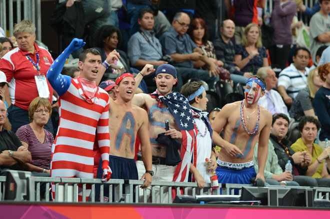 Algunos integrantes de la seleccin masculina de Estados Unidos se pasaron a animar al combinado femenino durante el partido que les enfrent a Turqua.
