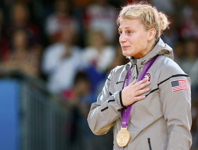 La estadounidense Kayla Harrison se emocion al escuchar el himno nacional en su honor como campeona olmpica de judo.