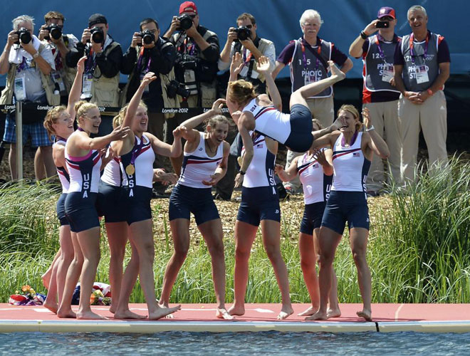 El equipo estadounidense de remo no tuvo ningn reparo en lanzar a una de sus componentes al agua durante la celebracin de su victoria olmpica.