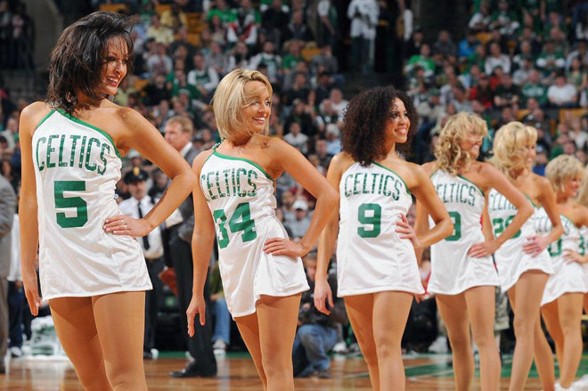 Las Boston Dancers, las cheerleaders que cambiaron la tradicin en los costumbristas Celtics, viajan a Londres para teir de verde la capital britnica.