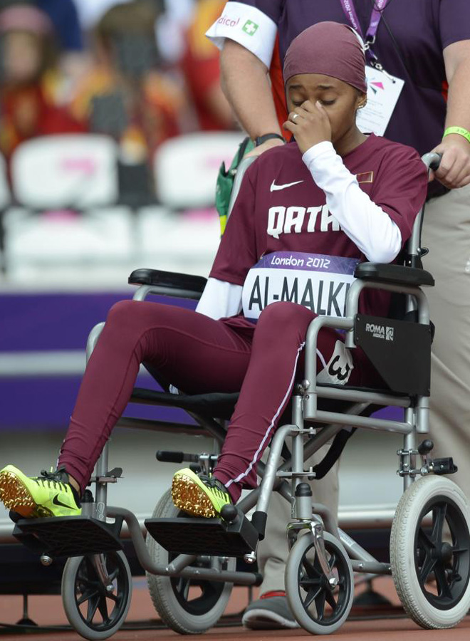 La primera atleta en la historia de Qatar tan solo duro 10 m., tuvo que retirarse en silla de ruedas