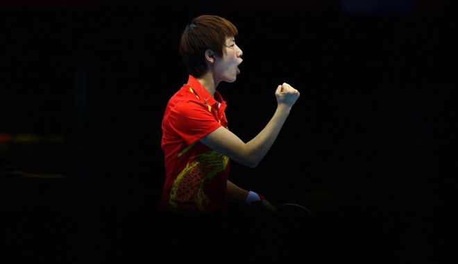 La jugadora china de tenis de mesa Ding Ning celebra un punto en la semifinal femenina.
