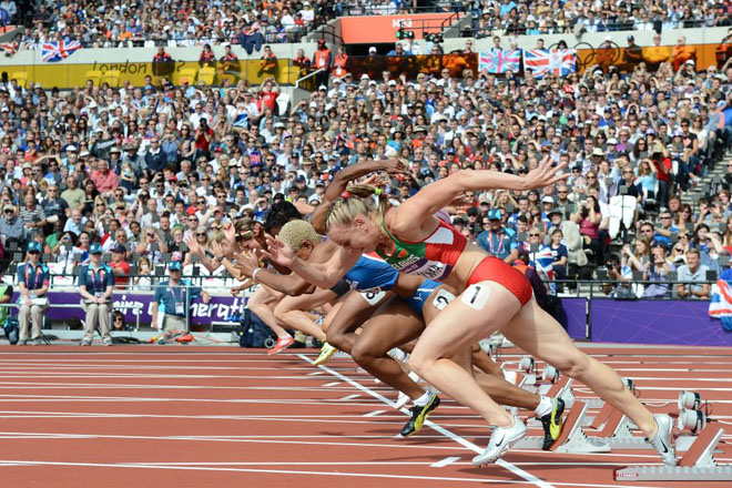 Las atletas inician la prueba en la pista de atletismo del Estadio Olmpico de Londres.