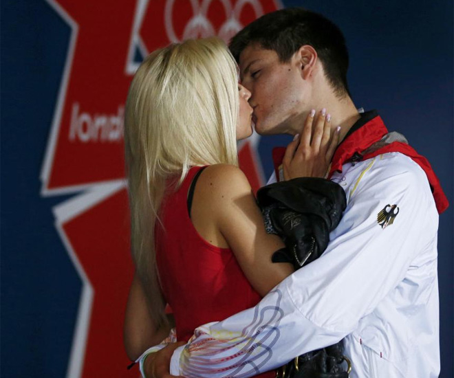 El alemn Ovtcharov bes as a su chica despus de su partido de semifinales de tenis de mesa.