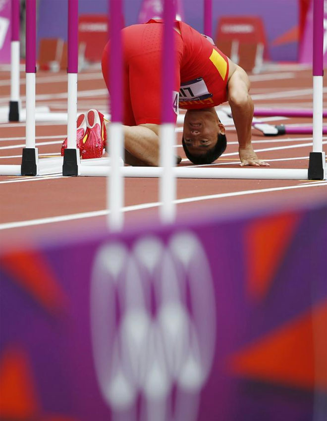 Liu Xiang volvi a repetir su mala suerte de Pekn 2008. El atleta chino, uno de los favoritos para el oro en los 110 metros vallas, se cay en el primer obstculo y tuvo que abandonar lesionado.