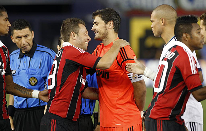 Cassano y Casillas se saludaron efusivamente al empezar el partido.