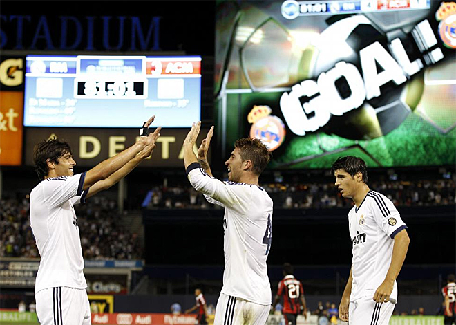 Los jugadores blancos celebran uno de los goles marcados al Milan.