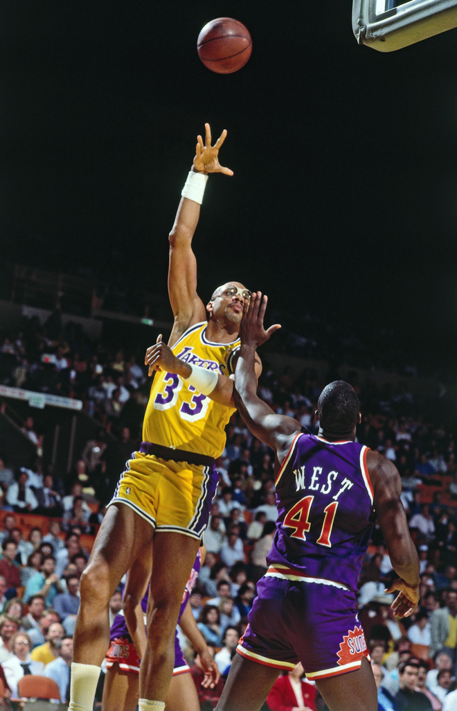 Los Lakers siempre han contado con grandes jugadores en las posiciones interiores y Jabbar fue el mejor exponente de estos pvots dominantes. Kareem fue pieza importante del 'showtime' y gan cinco campeonatos con los californianos.