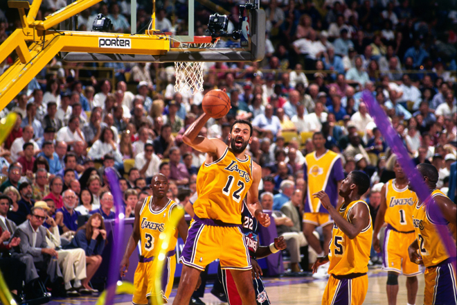 Los Lakers siempre han contado con grandes jugadores en las posiciones interiores. Incluso en pocas de transicin cont con un pvot de garantas como Vlade Divac, al que le toc lidiar con los peores aos de la franquicia.