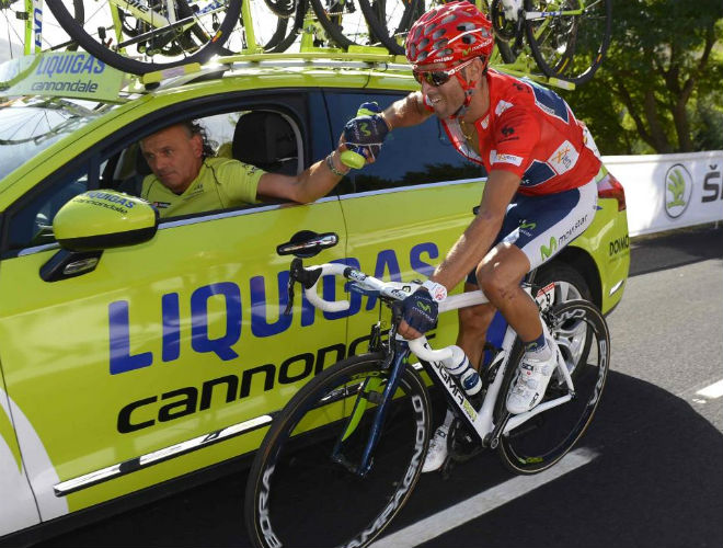 Curiosa imagen la que nos dej la cuarta etapa con el coche del Liquigas dando un bidn a Valverde, del Movistar.