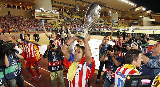 Falcao ofrece la copa a la aficin. El colombiano fue el rey absoluto de la noche, durante y despus del partido.