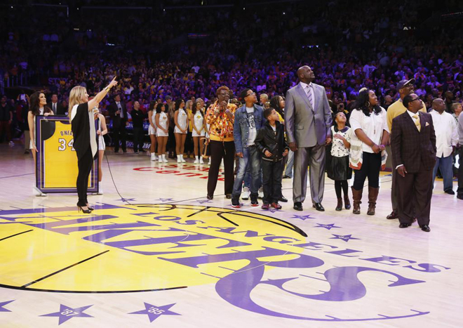 La directiva de Los Angeles Lakers ha retirado el 34 de Shaquille O´Neal, que gan los anillos de 2000, 2001 y 2002 vestido de prpura y oro. Tras una emotiva ceremonia el 34 de Shaq ya acompaa a Wilt Chamberlain (13), Elgin Baylor (22), Gail Goodrich (25), Magic Johnson (32), Abdul-Jabbar (33), James Worthy (42) y Jerry West (44) en el techo del Staples Center.