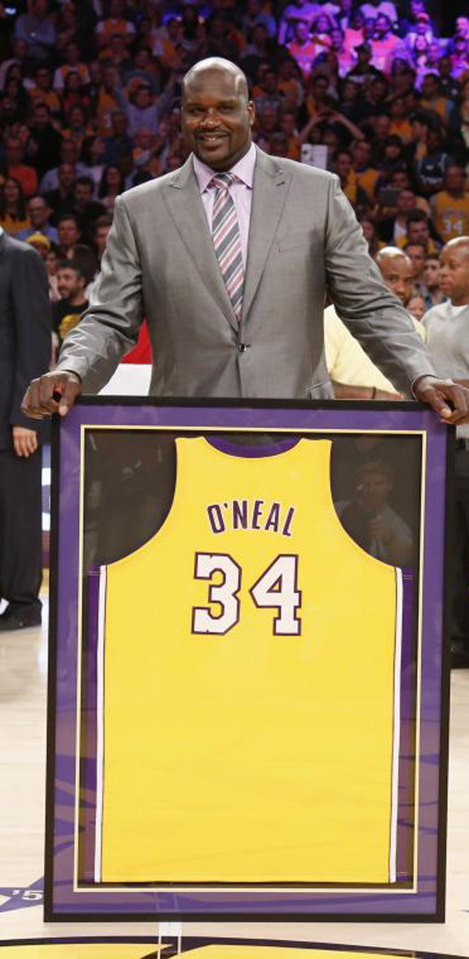 La directiva de Los Angeles Lakers ha retirado el 34 de Shaquille O´Neal, que gan los anillos de 2000, 2001 y 2002 vestido de prpura y oro. Tras una emotiva ceremonia el 34 de Shaq ya acompaa a Wilt Chamberlain (13), Elgin Baylor (22), Gail Goodrich (25), Magic Johnson (32), Abdul-Jabbar (33), James Worthy (42) y Jerry West (44) en el techo del Staples Center.