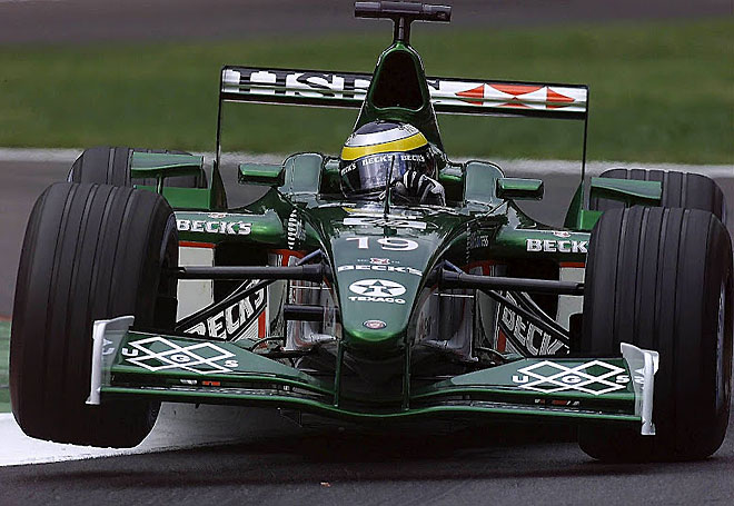 A mitad de 2001 Arrows rompe el contrato con el espaol, y tras pasar unos meses como piloto de pruebas de Prost, De la Rosa ficha por Jaguar.