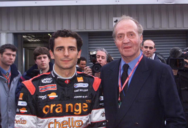 El Rey Juan Carlos posa con Pedro de la Rosa antes del Gran Premio de Espaa de 2000.