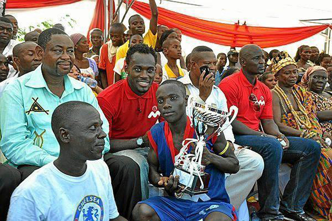 Con el ganador de la Copa Michael Essien en el día del deporte celebrado hace dos años en Awutu Breku.