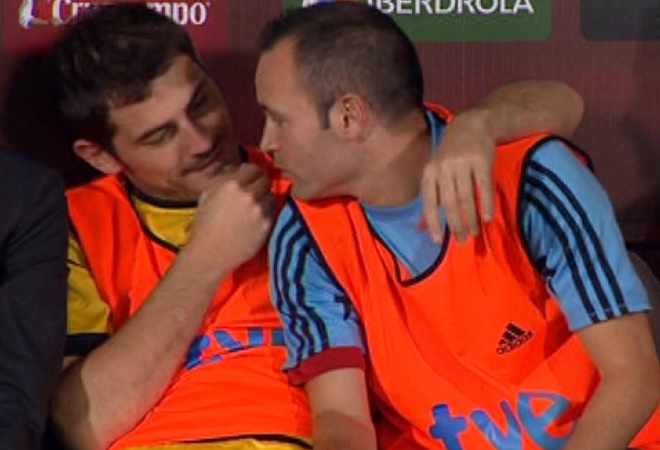 El portero del Real Madrid y el centrocampista del Bara bromearon en el banquillo durante la primera parte