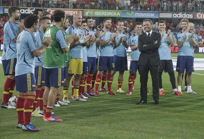 En los prolegmenos del partido, los jugadores brindaron un aplauso al Doctor Cota, mdico de la seleccin y del Celta de Vigo.