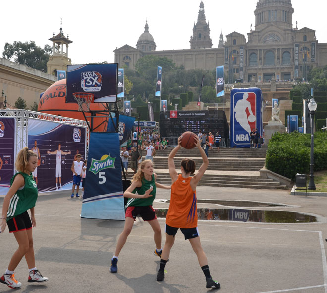La NBA lleg a Barcelona con un evento exclusivamente para las jugadoras femeninas a partir de los 17 aos como parte del compromiso de la NBA con el baloncesto femenino. Un total de ms de 150 equipos y 500 participantes.