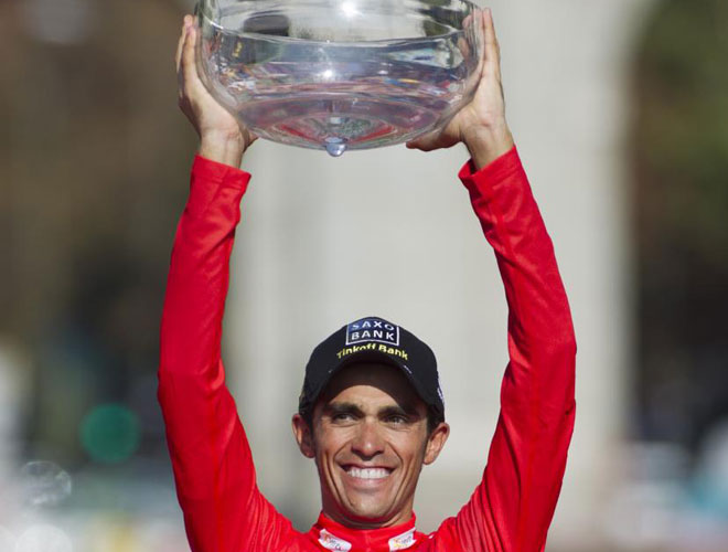 Alberto Contador levanta el ttulo que le acredita como ganador de la Vuelta a Espaa 2012.