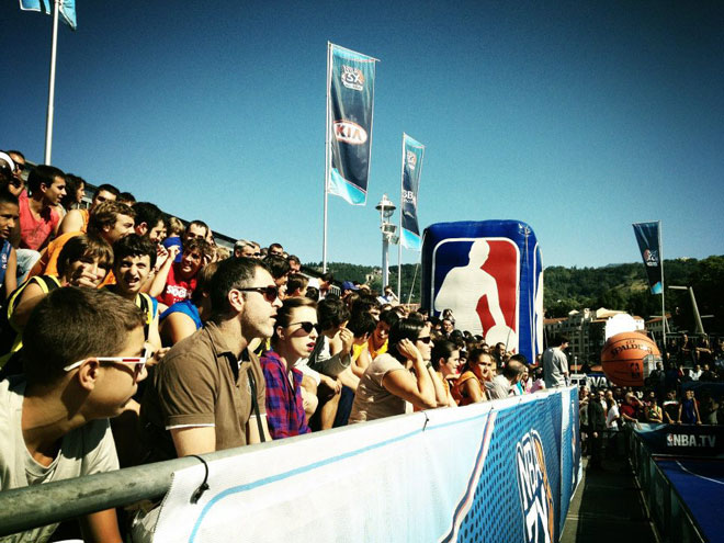 El NBA 3X Tour presentado por BBVA ha triunfado a lo grande en Bilbao. Eric Gordon, estrella de los Hornets, conquist a los aficionados y las Magic Dancers enamoraron con sus coreografas. Ricky Rubio, Pau Gasol y Derrick Rose, a tamao gigante, tambin se dejaron ver en el Muelle del Arenal.