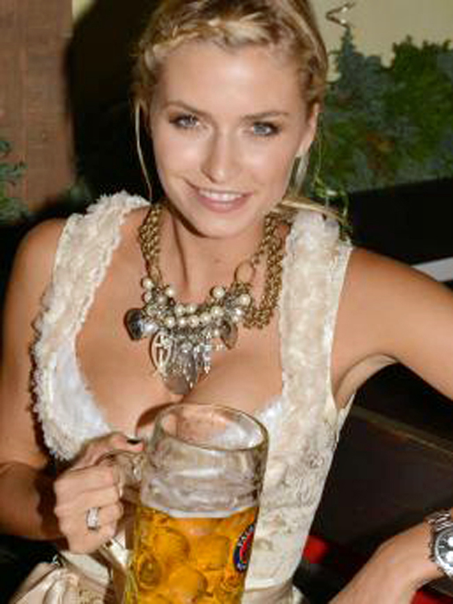 El centrocampista del Real Madrid se ha pasado por la clebre fiesta de la cerveza en Alemania acompaado por su novia, la modelo Lena Gercke, quien se ha convertido en una de las sensaciones del festejo.
