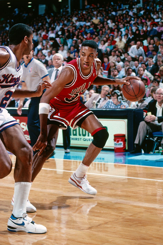 Scottie Pippen (25-09-1965), el escudero de lujo de Michael Jordan en los Bulls ms mticos de la historia, gan 6 anillos de campen de la NBA, fue 7 veces All Star, fue MVP del All Star de 1994, oro olmpico con el 'Dream Team, forma parte del Saln de la Fama y es uno de los 50 mejores jugadores de la historia de la NBA. Una fortuna deportiva que no el ha acompaado fuera de las canchas.