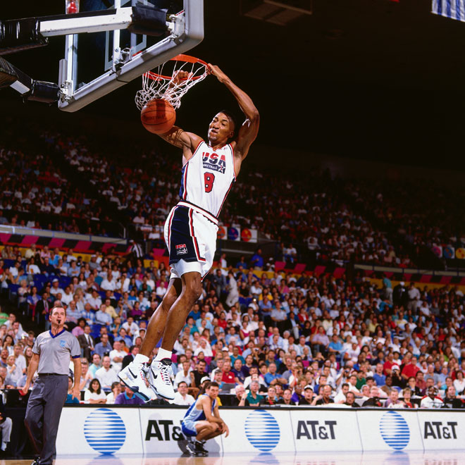 Scottie Pippen (25-09-1965), el escudero de lujo de Michael Jordan en los Bulls ms mticos de la historia, gan 6 anillos de campen de la NBA, fue 7 veces All Star, fue MVP del All Star de 1994, oro olmpico con el 'Dream Team, forma parte del Saln de la Fama y es uno de los 50 mejores jugadores de la historia de la NBA. Una fortuna deportiva que no el ha acompaado fuera de las canchas.