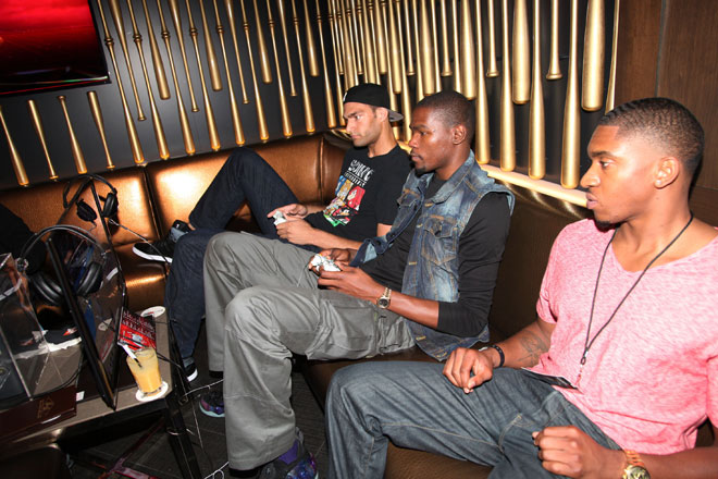 Jay Z, copropietario de los Nets y productor del NBA 2k13, organiz una fiesta por todo lo alto para presentar el videojuego de moda. Las celebrities de Nueva York y muchas estrellas de la NBA no quisieron perderse el fiestn del ao en el 40 / 40 Club.