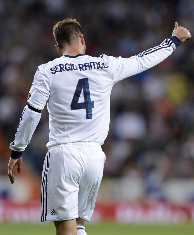 Sergio Ramos salta al terreno de juego, en la imagen se puede ver como el central llevaba una sola camiseta.