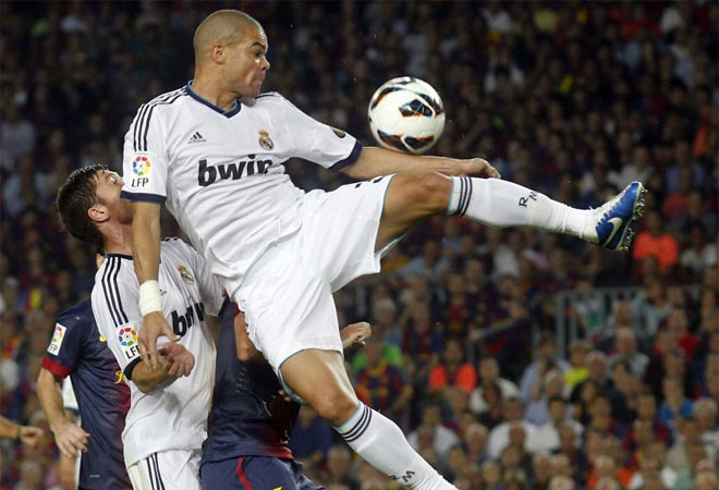 Pepe comete penalti antes de que Messi empate el partido. Se pasa de frenada en el salto y toca el baln con el brazo antes de que le caiga la pelota al argentino.